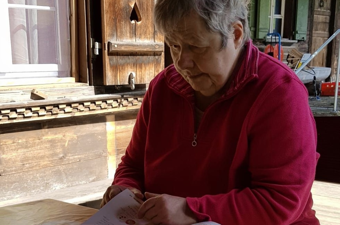 Die Zeit wird lesend überbrückt.