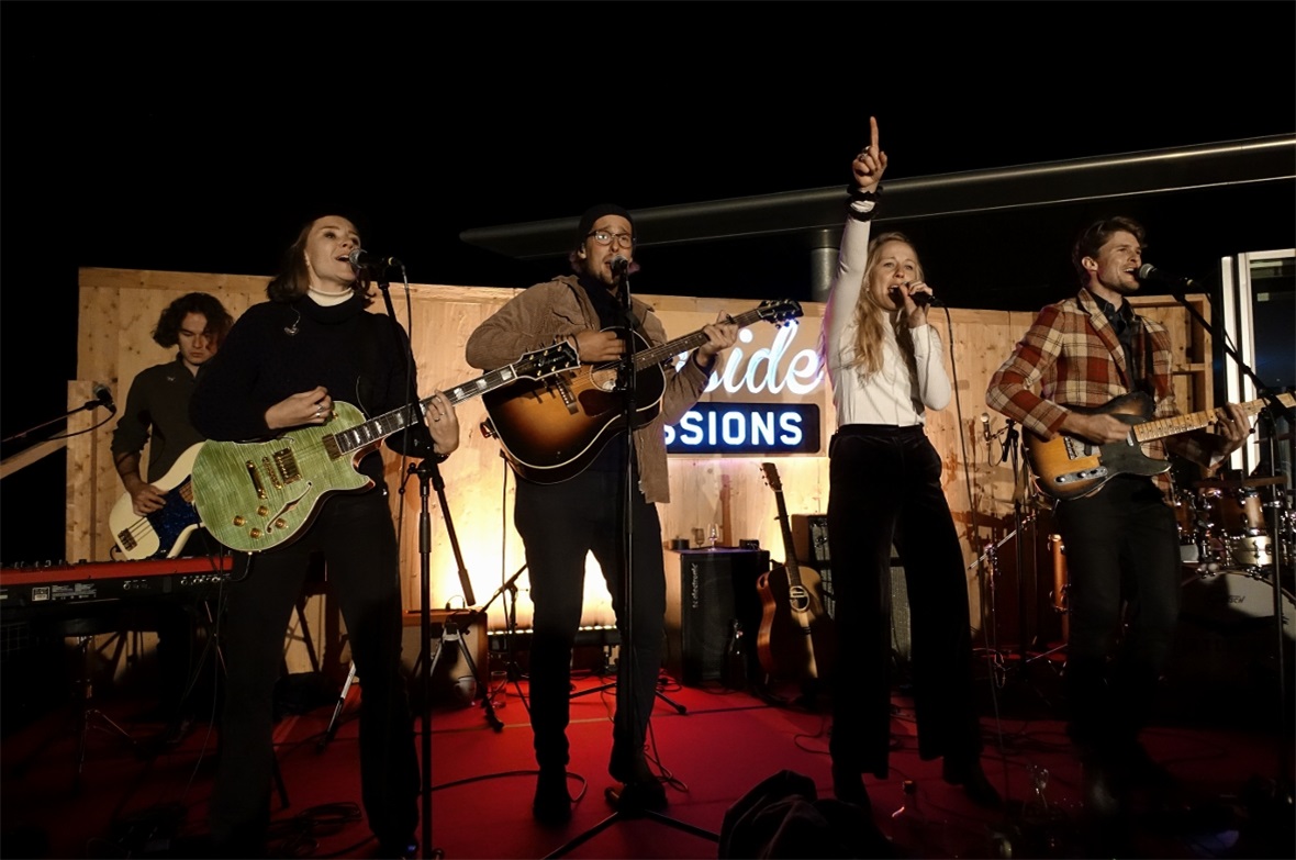 Die Zermatter Folkband «Wintershome» genoss den Auftritt auf der Terrasse des Berghauses Niesen Kulm vor über 250 Gästen sichtlich.