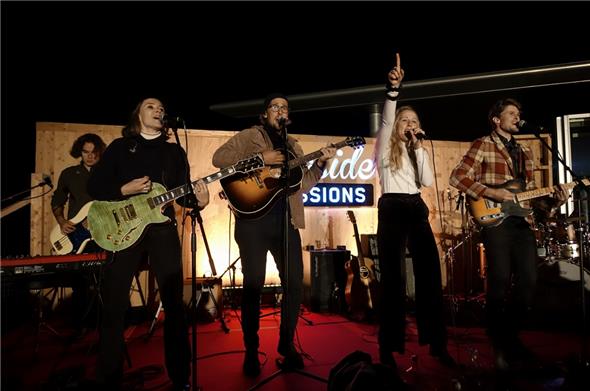 Die Zermatter Folkband «Wintershome» genoss den Auftritt auf der Terrasse des Berghauses Niesen Kulm vor über 250 Gästen sichtlich.