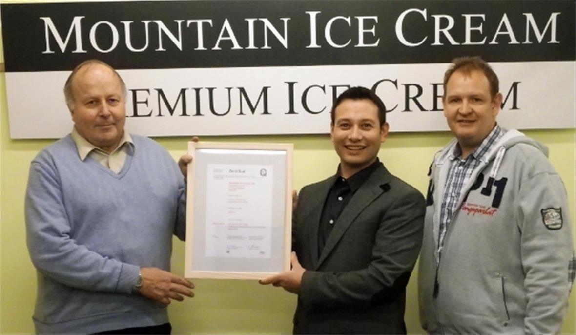 Die Zertifikatsübergabe mit Herr R. Walter SQS, E. Kneubühler Geschäftsführer Mountain Ice, H. Glauser OIC