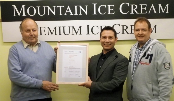 Die Zertifikatsübergabe mit Herr R. Walter SQS, E. Kneubühler Geschäftsführer Mountain Ice, H. Glauser OIC