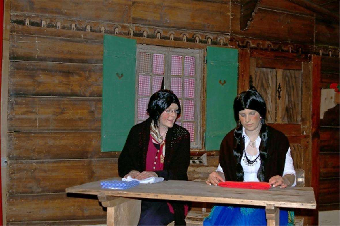 Die Zigeuner Mutter (Kathrin Knutti) mit ihrer Schwiegertochter (Eliane Wenger) bei der Arbeit.