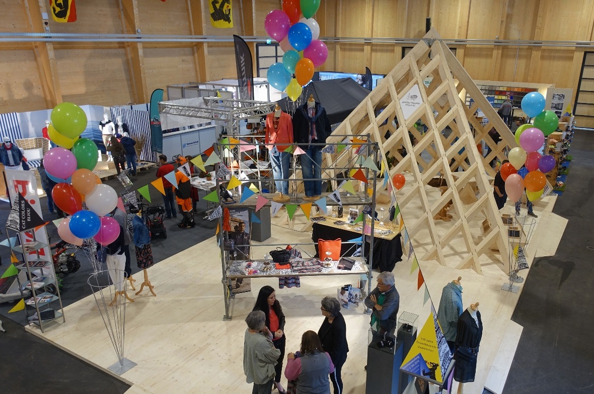 Die Zimmerei Chaletbau Schletti AG hat das Motto aufgenommen und den Stand in Fo...