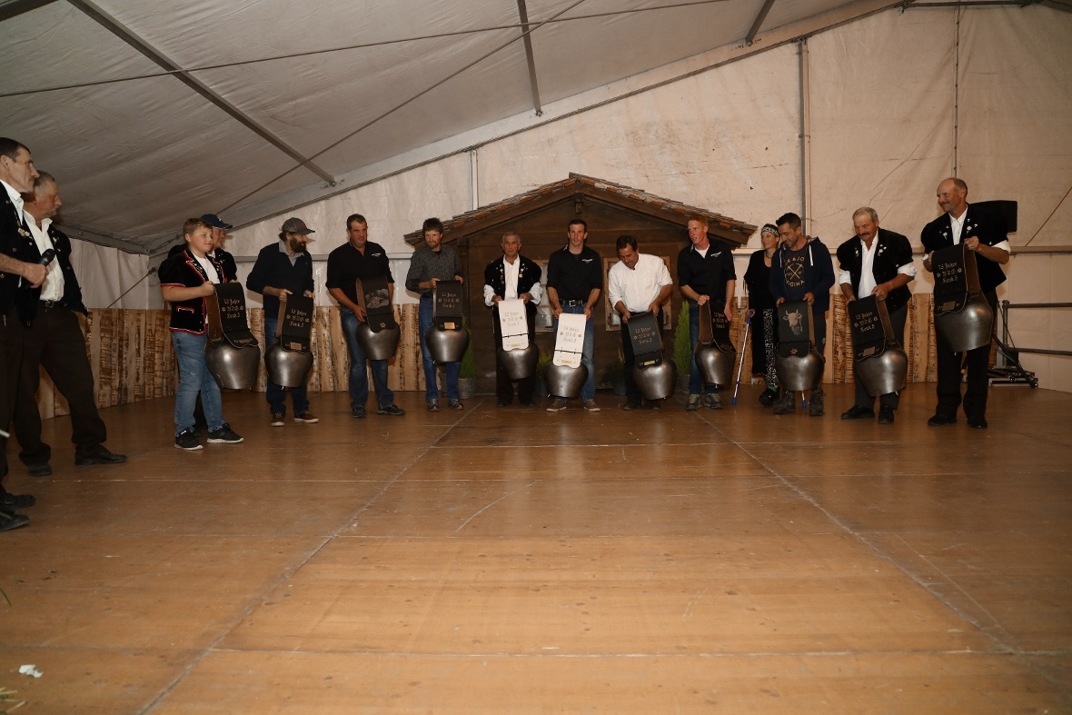 Die Züchter der VZG Lenk 5 prüfen den Ton der erhaltenen «Trichle».