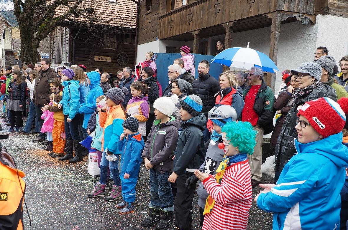 Die Zuschauer warten gespannt auf den Umzug.