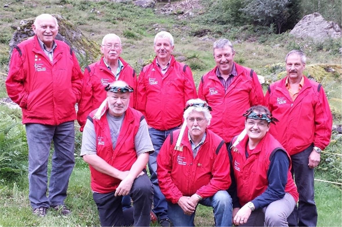 Die Zweisimmen Schützen an der Grimsel. Mit Kopfkranz von links Roli Grütter, Manfred und Marcial Schwarz. Hinten von links: Hans Lengacher, Paul Ueltschi, Niklaus Rufener, Peter Bärtschi und Urs Feuz.