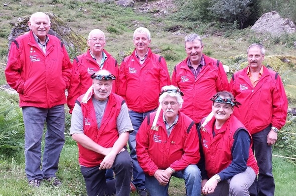 Die Zweisimmen Schützen an der Grimsel. Mit Kopfkranz von links Roli Grütter, Manfred und Marcial Schwarz. Hinten von links: Hans Lengacher, Paul Ueltschi, Niklaus Rufener, Peter Bärtschi und Urs Feuz.