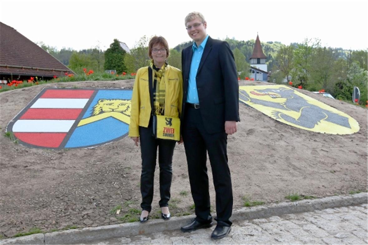 Die Zweisimmer Gemeindepräsidentin Christiane Griessen mit dem Oberroter Bürgermeister Daniel Bullinger vor dem neuen Kreisel.