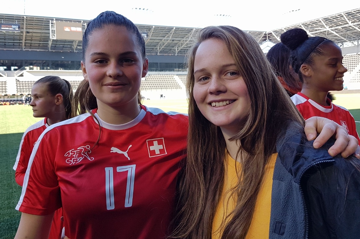 Die Zweisimmer U-16-Nationalspielerinnen Selina (im rotweissen Nati-Dress) und Rilana Ueltschi (in gelbschwarzer YB-Kleidung)