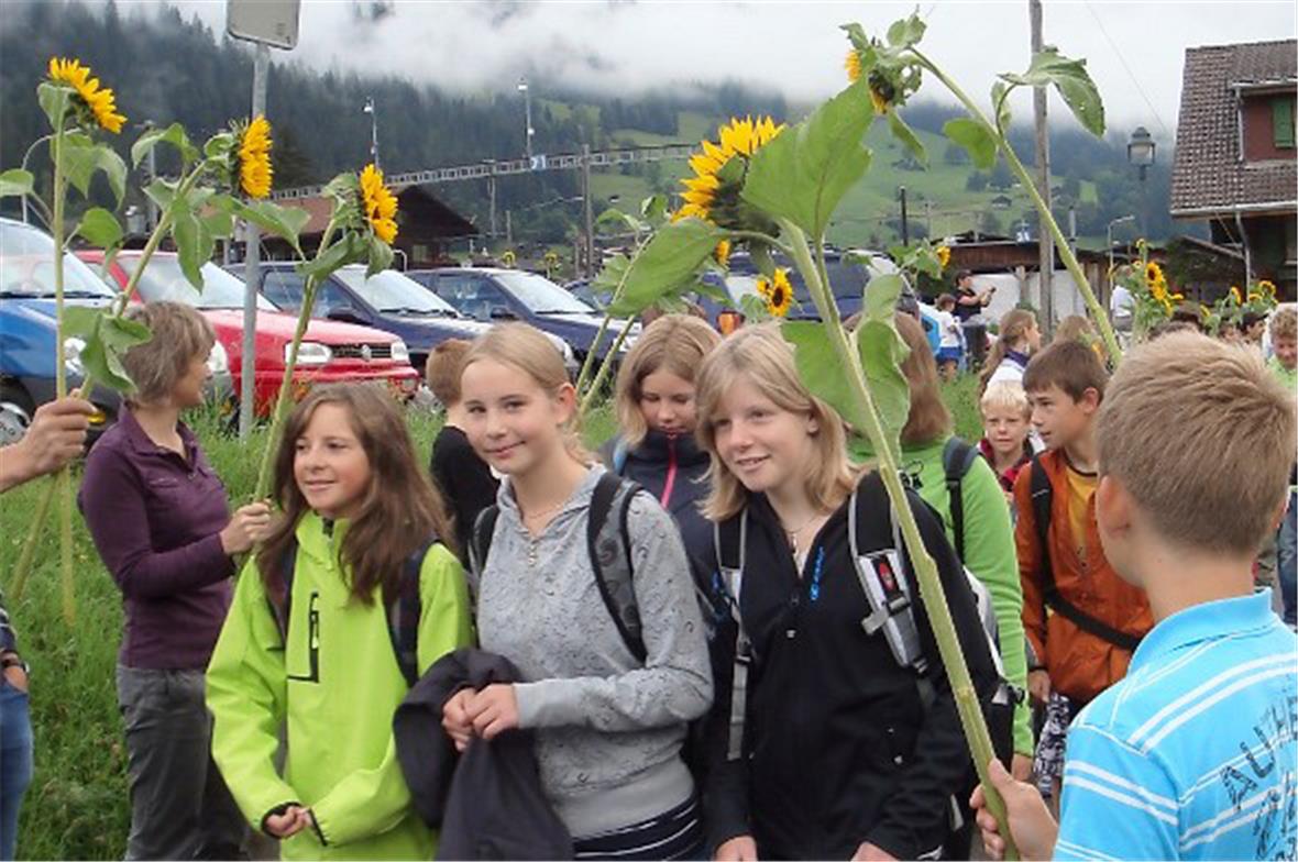 Die Zweisimmer begrüssen ihre neuen KollegInnen aus St. Stephan mit einem Spalie...
