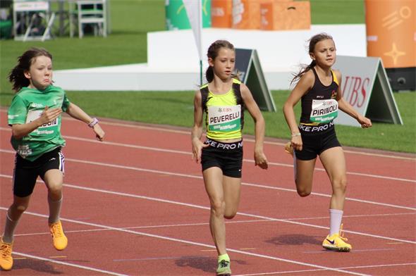 Die Zweisimmerin Liana Peverelli (Mitte) beim 60-m-Lauf des UBS Kidscups in Zürich.