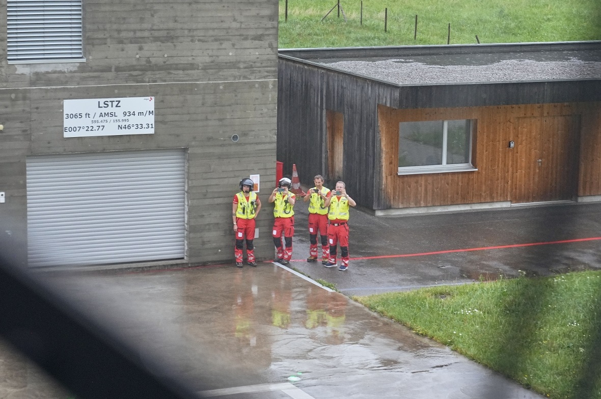 Die Zweisimmner Crew stand als Begrüssungskomitee bereit, um «ihren» neuen Helikopter in Empfang zu nehmen.