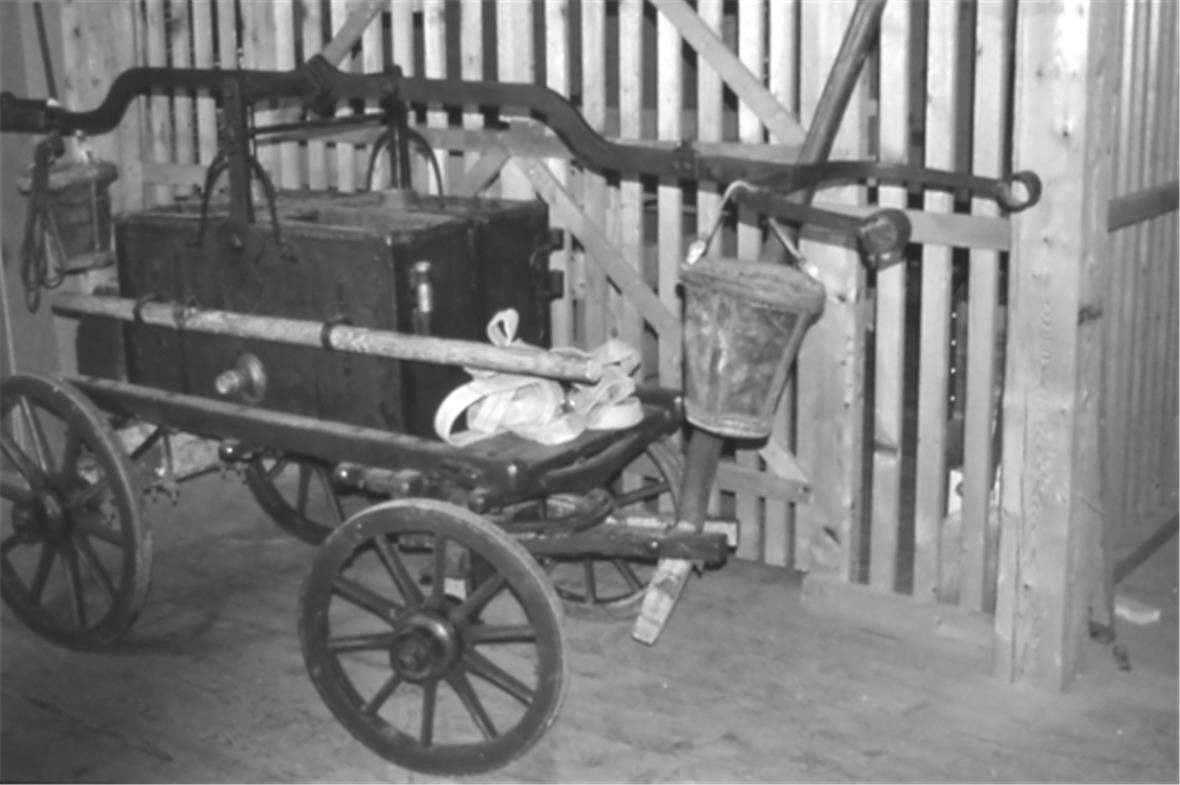 Die abgebildete Feuerwehrspritze aus Matten/St. Stephan (heute im Estrich des Schulhauses Moos) stand in der Brandnacht von 1862 in Zweisimmen im Einsatz.