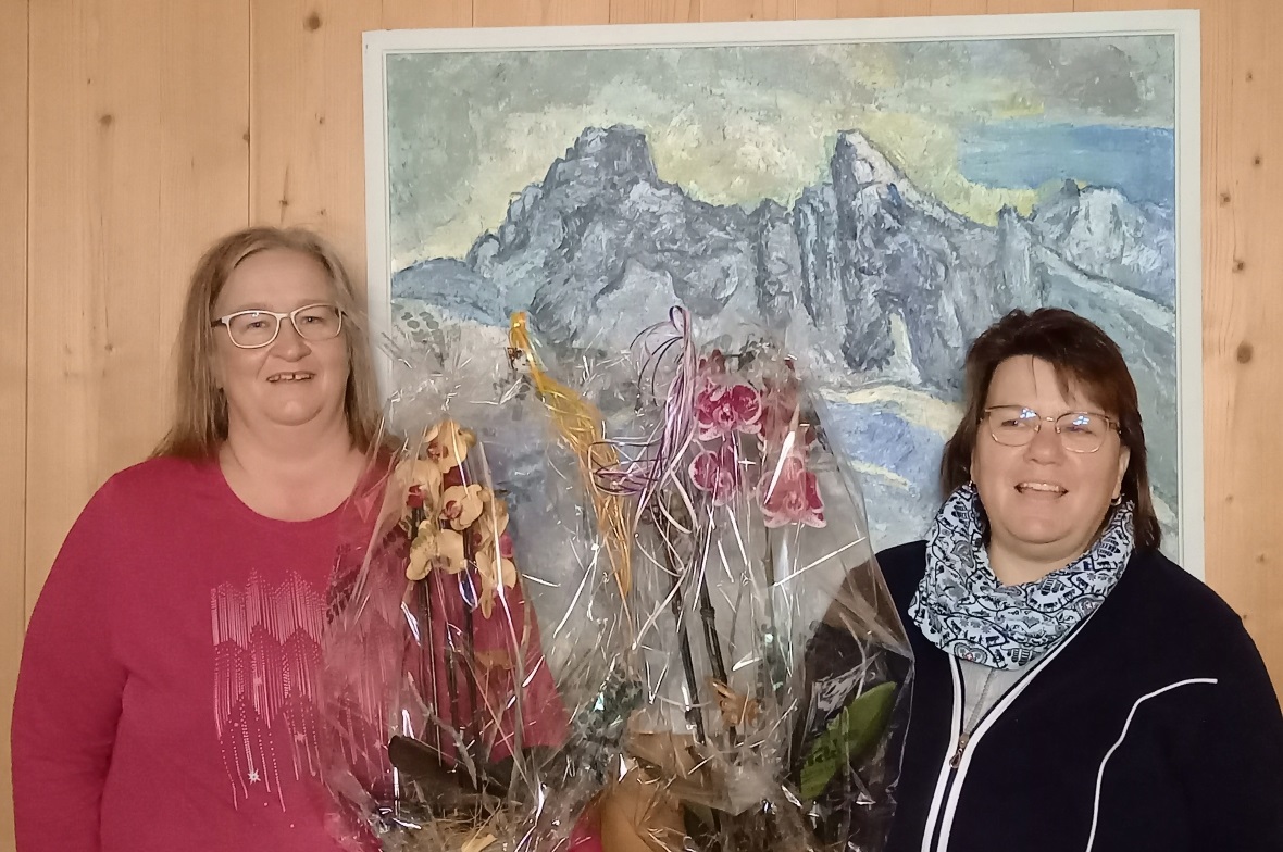 Die abtretende Präsidentin Claudia Gautschi (links) sowie die ebenfalls abtretende Sekretärin Klara Weibel (es fehlt Jenny Sterchi).