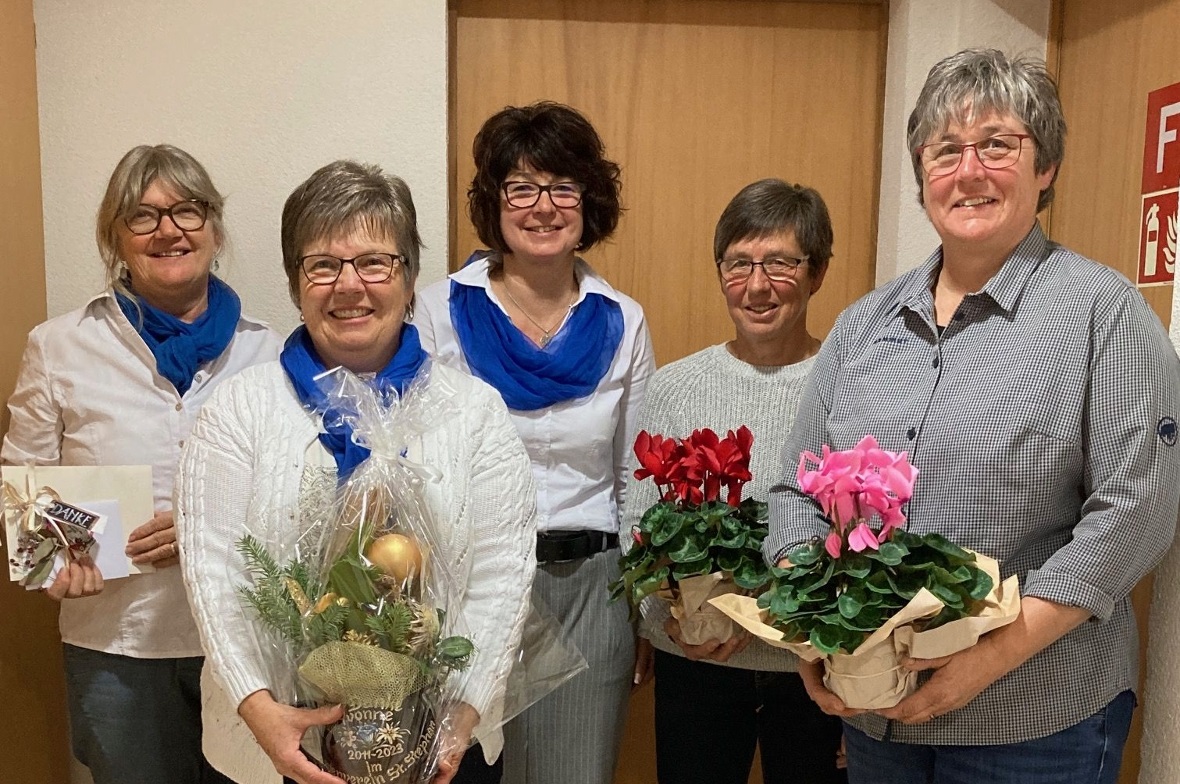 Die abtretenden Vorstandsmitglieder Barbara Bergmann und Yvonne Matti, Präsidentin Fränzi Rösti sowie die neu gewählten Vorstandsmitglieder Annemarie Moor und Afra Kuhnen.