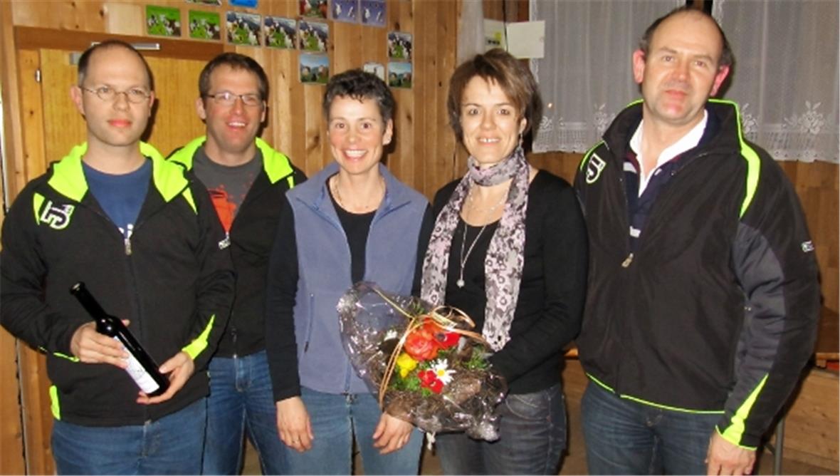 Die abtretenden und neuen Vorstandsmitglieder im TV Zweisimmen: Ehrenmitglied Bruno Schletti, Andy Bangerter, Renate Lanz, Conny Zimmermann, und Gerhard Pfander. (Es fehlt Heinz Welten)