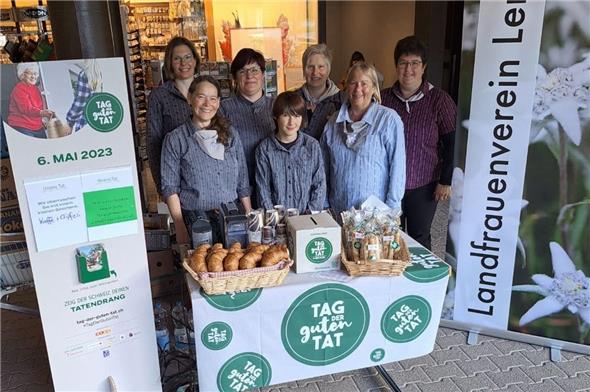 Die aktiven Landfrauen Lenk an ihrem Stand im Eingangsbereich des Lenker Coop.