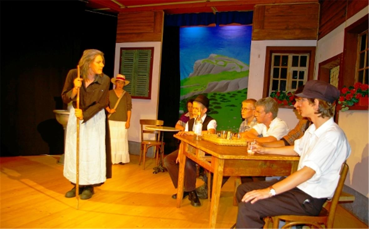 Die alte Piemontesin stösst schreckliche Flüche aus.