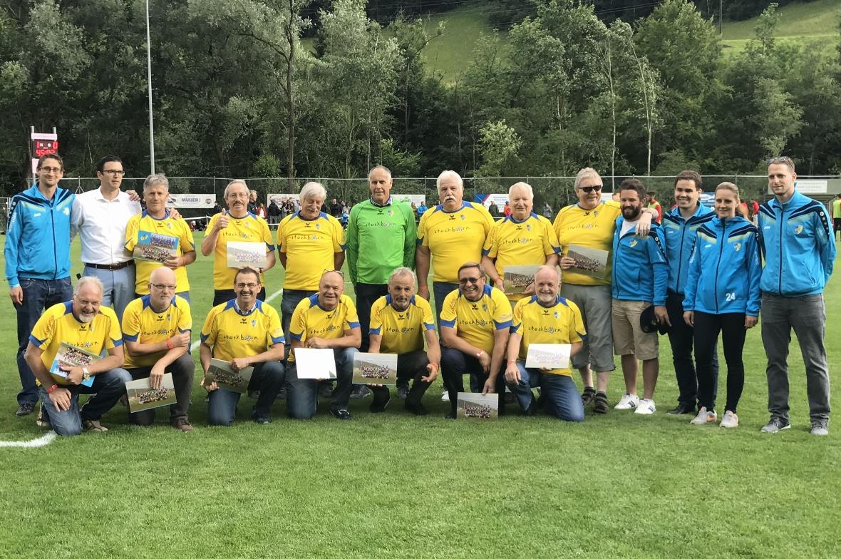 Die anwesenden Gründer flankiert vom jetzigen Vorstand des FC EDO Simme.