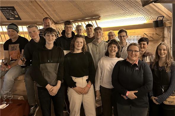 Die anwesenden Jungbürgerinnen und -bürger mit Gemeindevertretern (hinten): Walter Siegenthaler, Yannik Vorderegger, Beatrice Zeller, Karl Linke, Adrian Stocker, Ueli Gfeller, Til Schletti und Alena Gasser sowie vorne Angelo Dänzer, Silvan Sumi, Nico Kopp, Agnes Dubach, Julia Kunz, Tatjana Mürner und Sophie Müller.