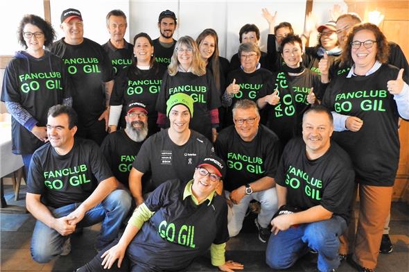 Die anwesenden Mitglieder des Fanclubs mit Gil Martin (mit Mütze) in der Mitte.