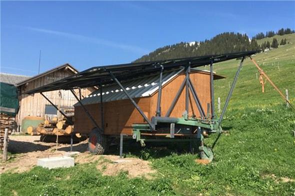 Die auf einem ehemaligen Ladewagen aufgebaute Solaranlage, wie sie auf der Rinderalp letzten Sommer zum Einsatz kam. «Das ist Recycling», sagt Betreiber Godi Knutti zum Verwenden des alten Landwirtschaftsfahrzeuges.