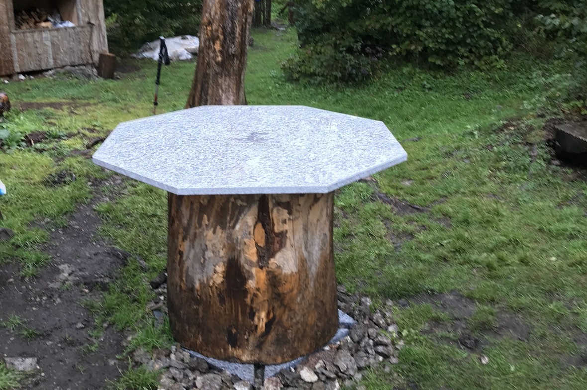 Die aufgestellte Tischtafel wird den Weg weisen.