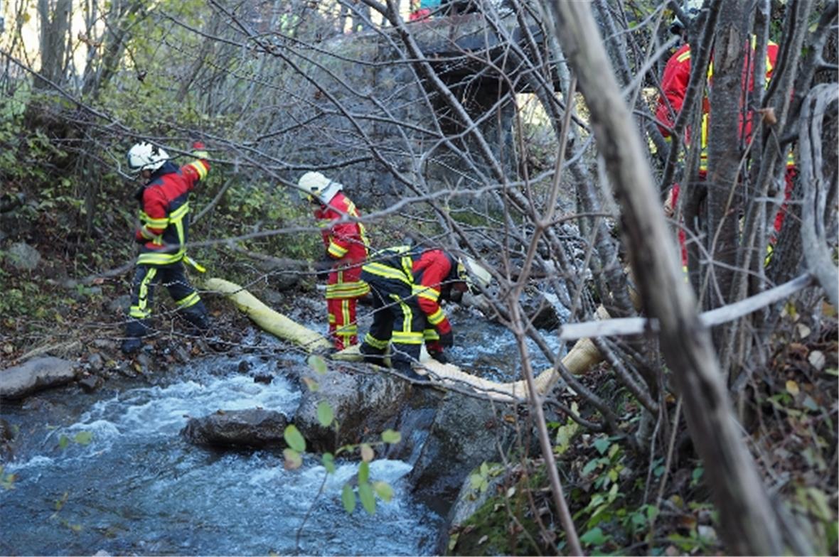 Die auslaufenden Flüssigkeiten werden aufgefangen.
