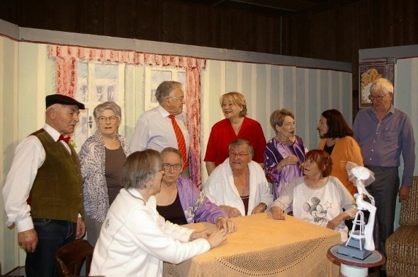 Die begabte Theatergruppe in angeregtem Gespräch.