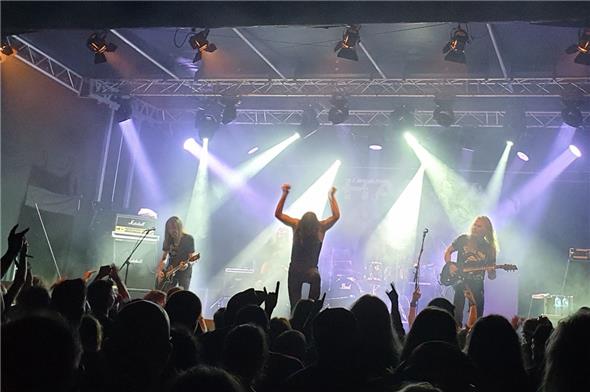 Die begeisterte Zuschauermenge am Shakra Konzert vom Freitagabend.