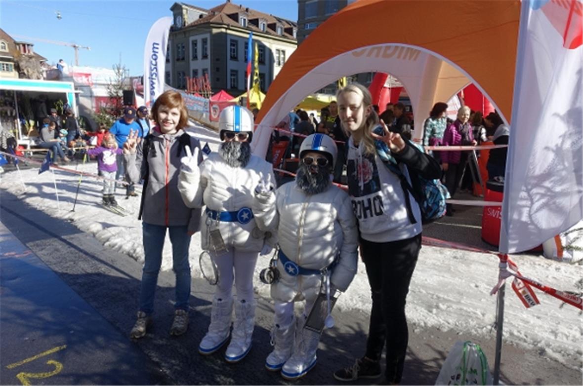 Die beiden Adelboden-Lenk-Heinzelmännchen boten ein viel beachtetes Foto-Sujet u...