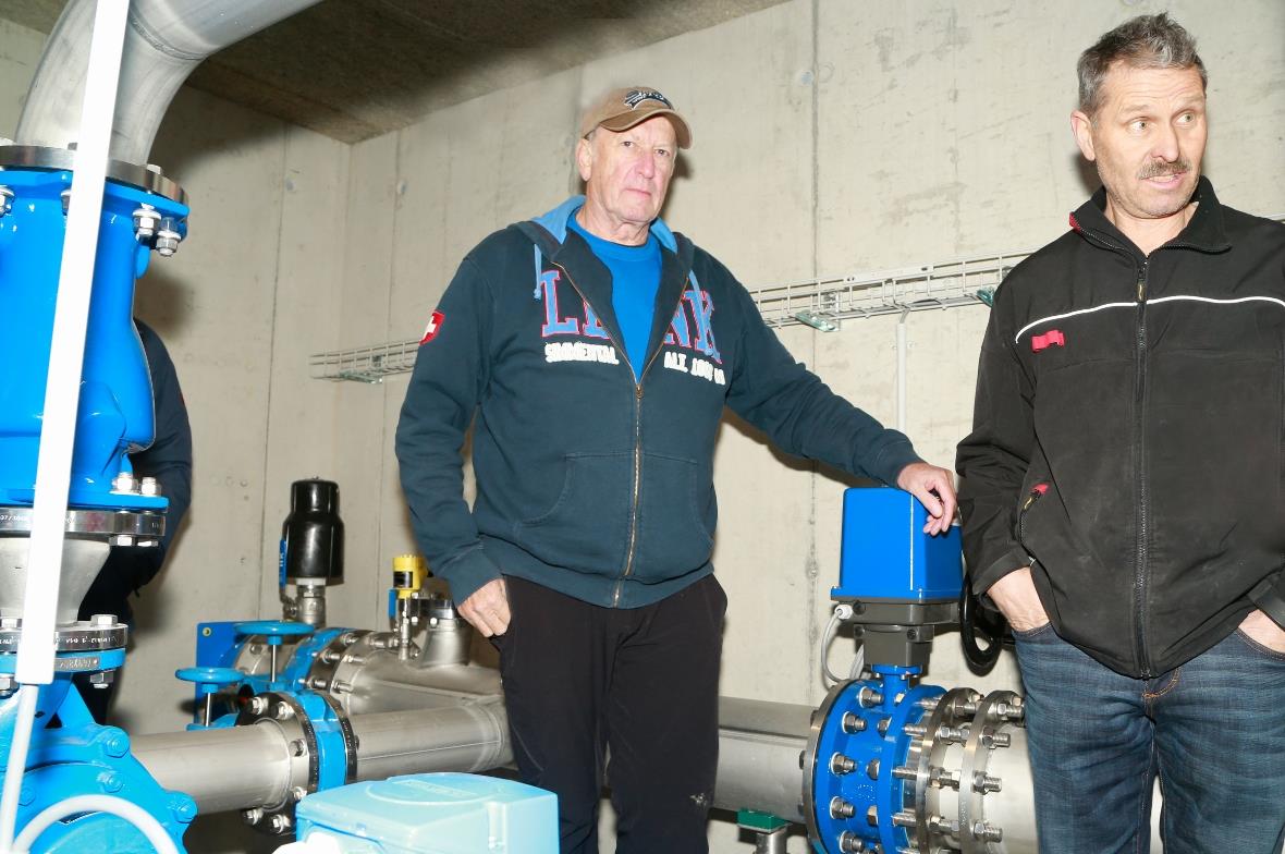 Die beiden Brunnenmeister am Netzzusammenschluss: Links Rolf Aschwanden  für das...