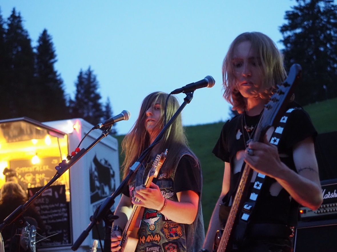 Die beiden Gitarristen Heavy Medow undFäbu.