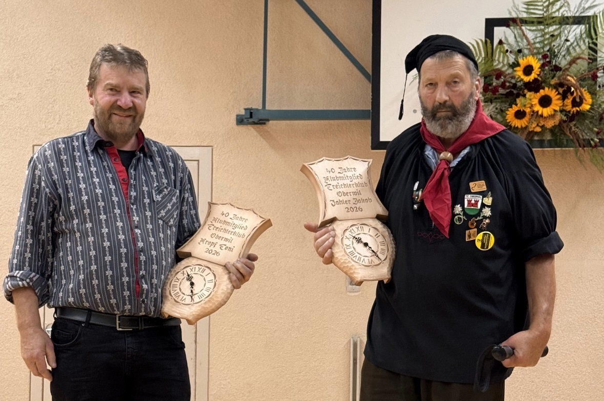 Die beiden Gründungsmitglieder Toni Kropf (in aktueller Klubbekleidung) und Jakob Zahler (in «Gründungskluft») wurden für 40 Jahre Klubmitgliedschaft geehrt.