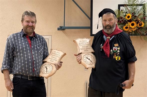 Die beiden Gründungsmitglieder Toni Kropf (in aktueller Klubbekleidung) und Jakob Zahler (in «Gründungskluft») wurden für 40 Jahre Klubmitgliedschaft geehrt.