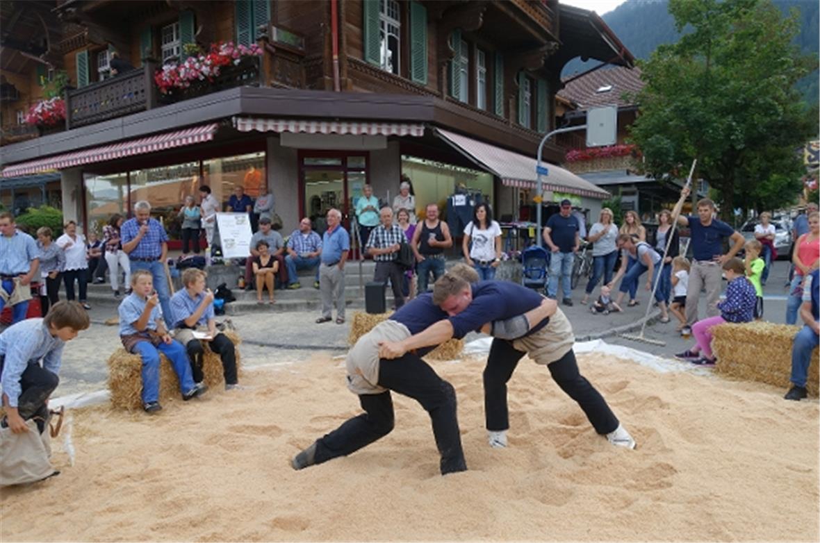 Die beiden Kranzschwinger Patrick Gobeli (rechts) und Florian Aellen wenige Tage...