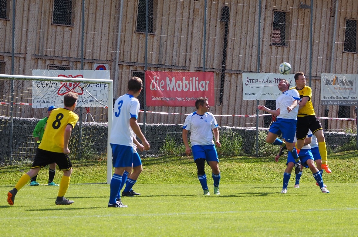 Die beiden Mannschaften kämpften um jeden Ball beim Legendenspiel.