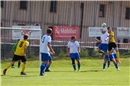 Die beiden Mannschaften kämpften um jeden Ball beim Legendenspiel.