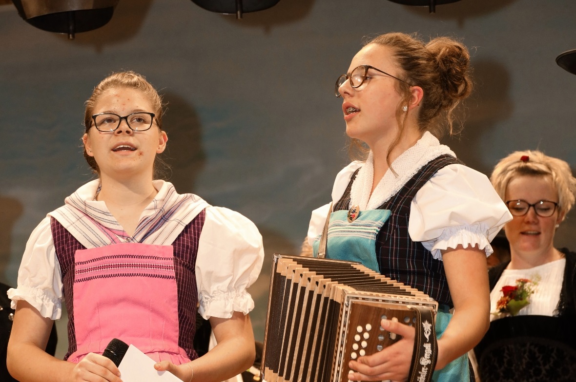 Die beiden Moderatorinnen Jessica Thürler und Lea Cottier.