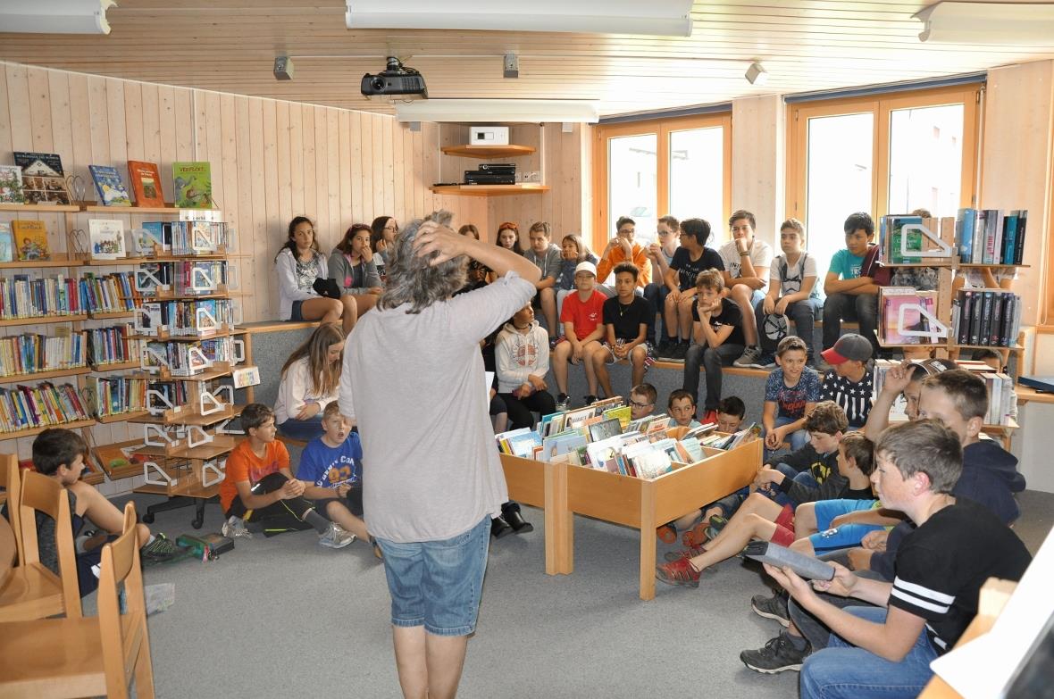 Die beiden Patenklassen am zweiten Begegnungstag in der Bibiliothek Reidenbach.
