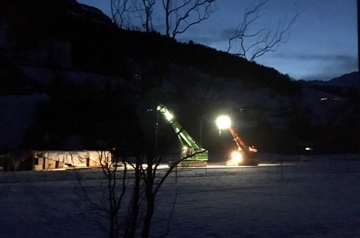 Die beiden Raupenkrane bewegten sich in den frühen Morgenstunden auf dem gefrore...