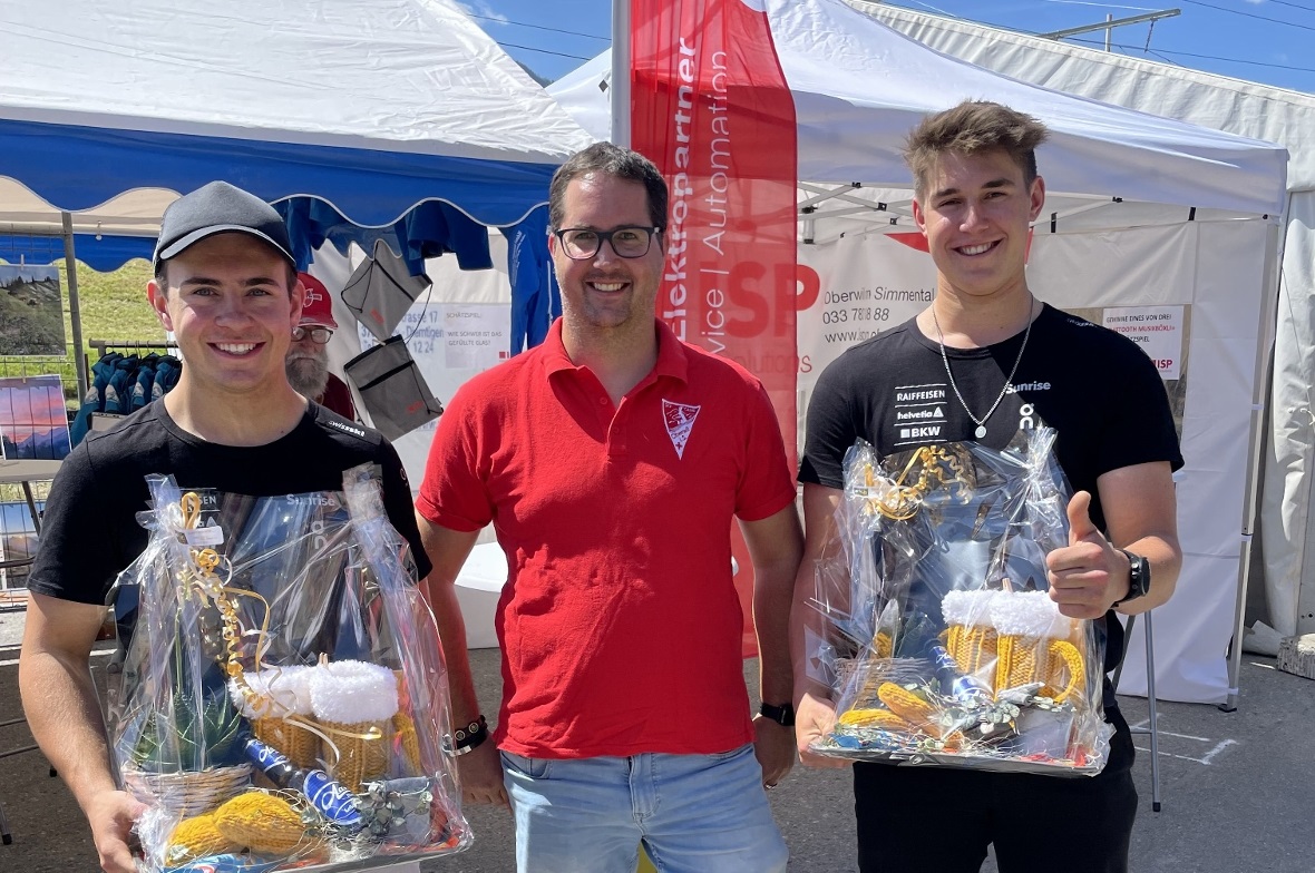 Die beiden Skirennfahrer Livio Hiltbrand (links) und Franjo von Allmen mit Flo Schär (Präsident SC Oberwil) glücklich und zufrieden.