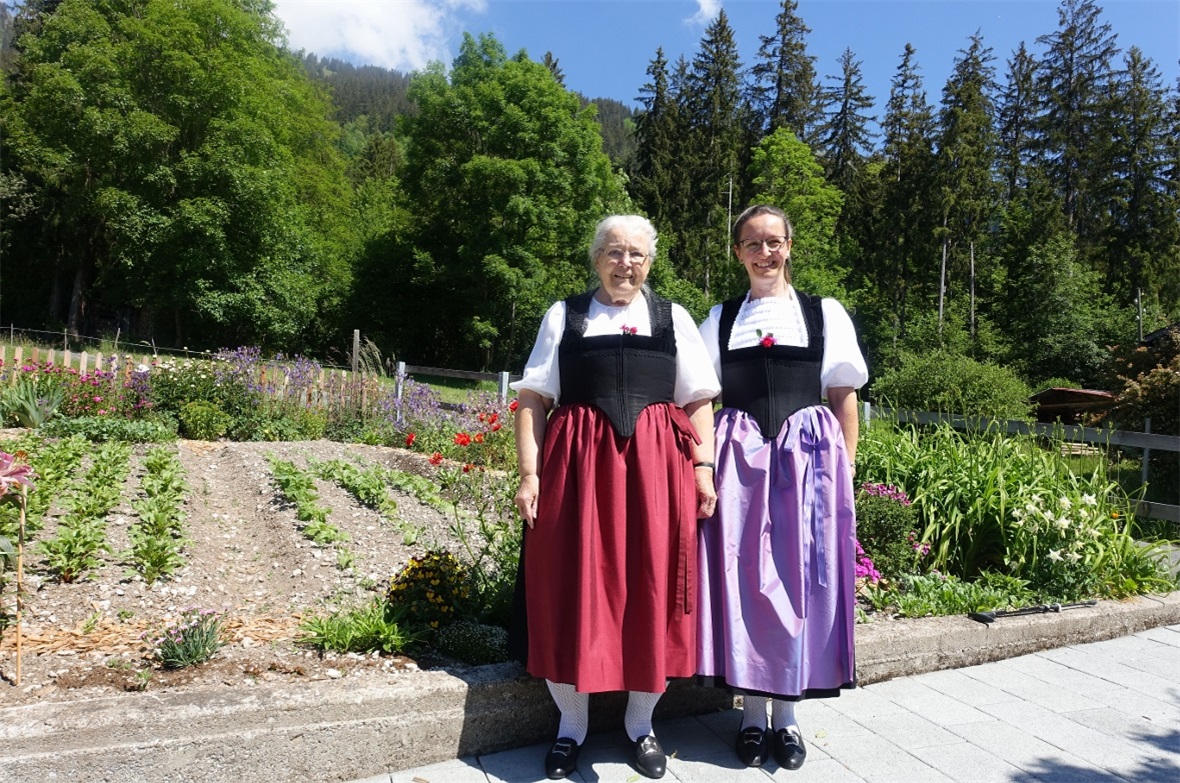 Die beiden Trachtenschneiderinnen Martha Heimberg in der einfachen Simmentaler Tracht sowie Tochter Erika Steiner in der Simmentaler Sonntagstracht mit dem typischen goffrierten «Bschysser» oder Vorstecker des Niedersimmentals.