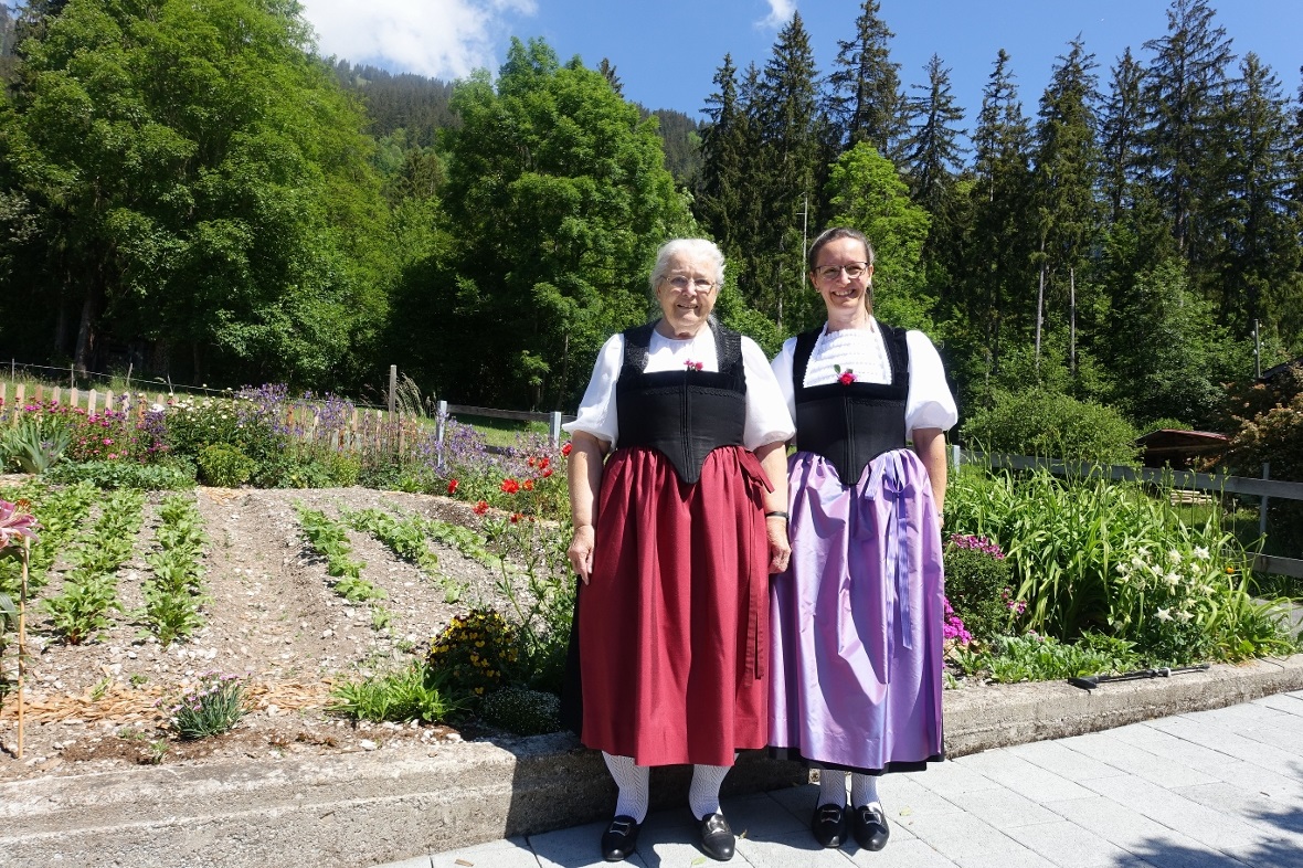 Die beiden Trachtenschneiderinnen Martha Heimberg in der einfachen Simmentaler T...