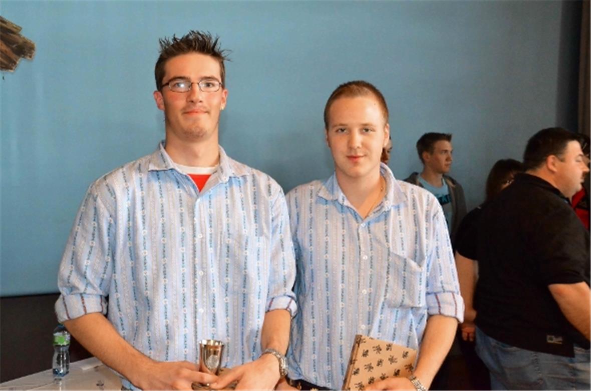 Die beiden Zweisimmer Jungschützen Simon Feuz, Boltigen als Sieger und David Kurzen, St. Stephan als 5. der Jahresmeisterschaft der 600 Oberländer Jungschützen.