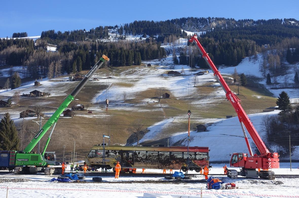 Die beiden gigantischen Raupenkrane hoben den 20 Tonnen schweren Steuerwagen mit...