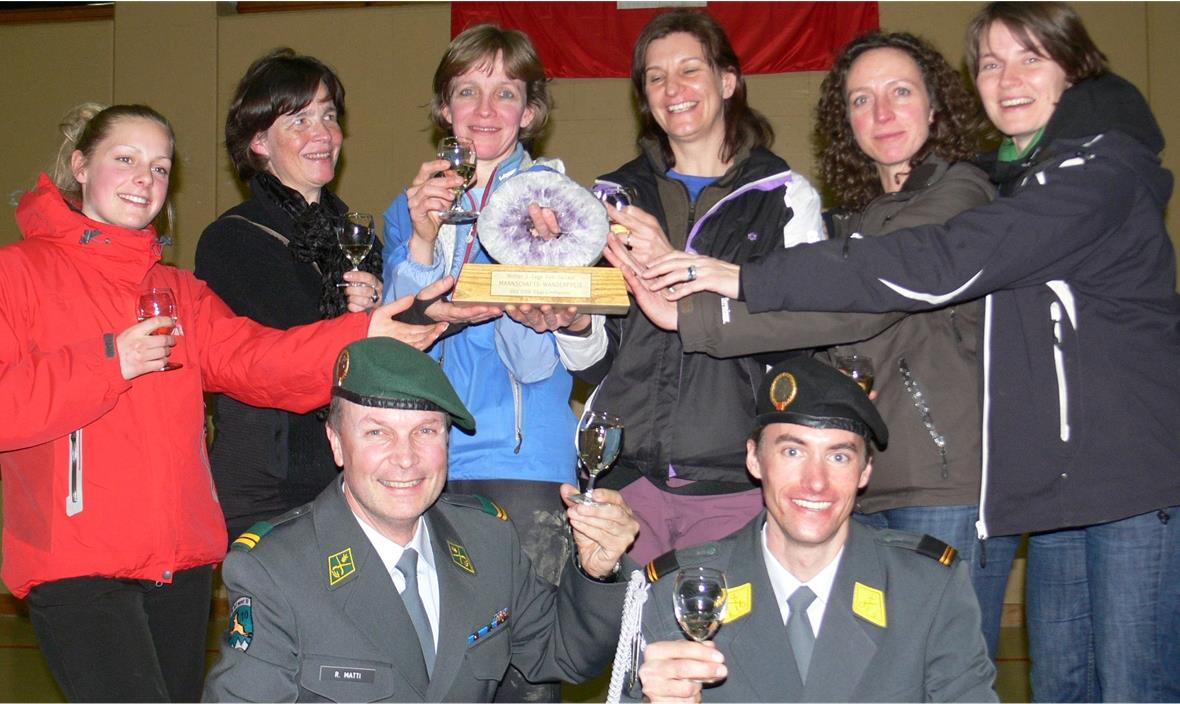 Die belgische Damenstaffel freut sich zusammen mit dem Kommando Oberstlt Rolf Matti und seinem Adjudanten Oberleutnant Beat Messerli am Bergkristall.