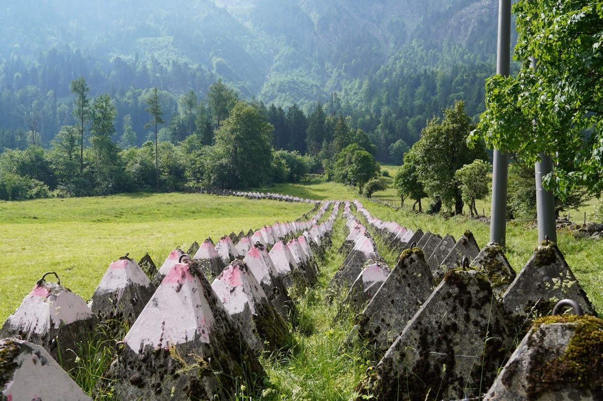 Die bemalten Panzersperren ziehen sich durch die Wiese in Wimmis.
