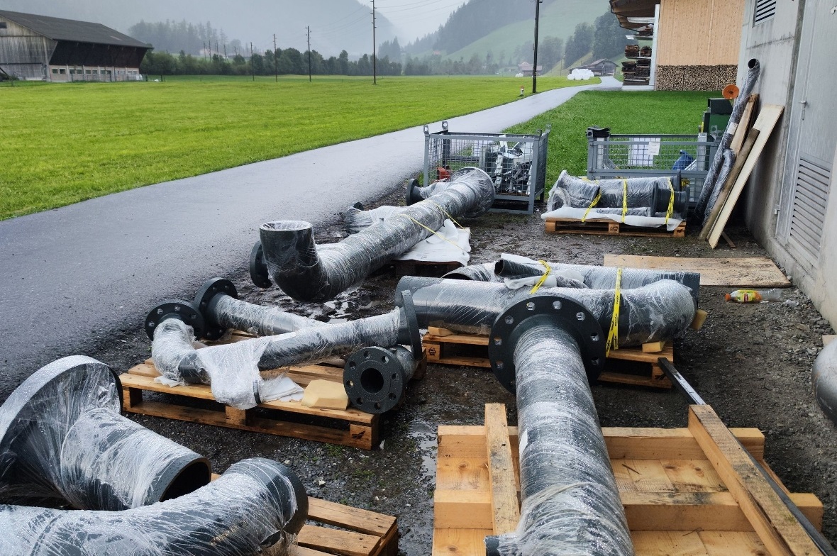 Die benötigten Teile liegen für den Einbau in die Pumpstation bereit.