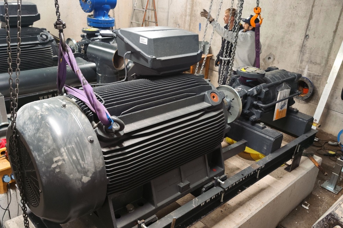 Die benötigten Teile liegen für den Einbau in die Pumpstation bereit.